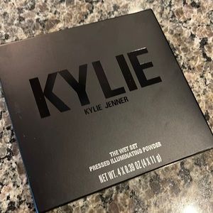 Kylie Jenner The Wet Set Pressed Illuminating Powder